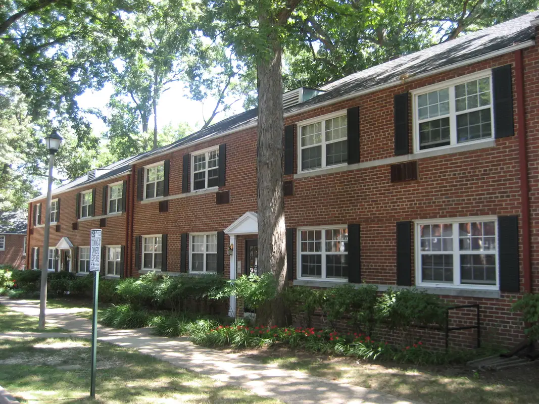 Exterior view of Arlington Oaks condominium building in Central Arlington, Arlington, VA