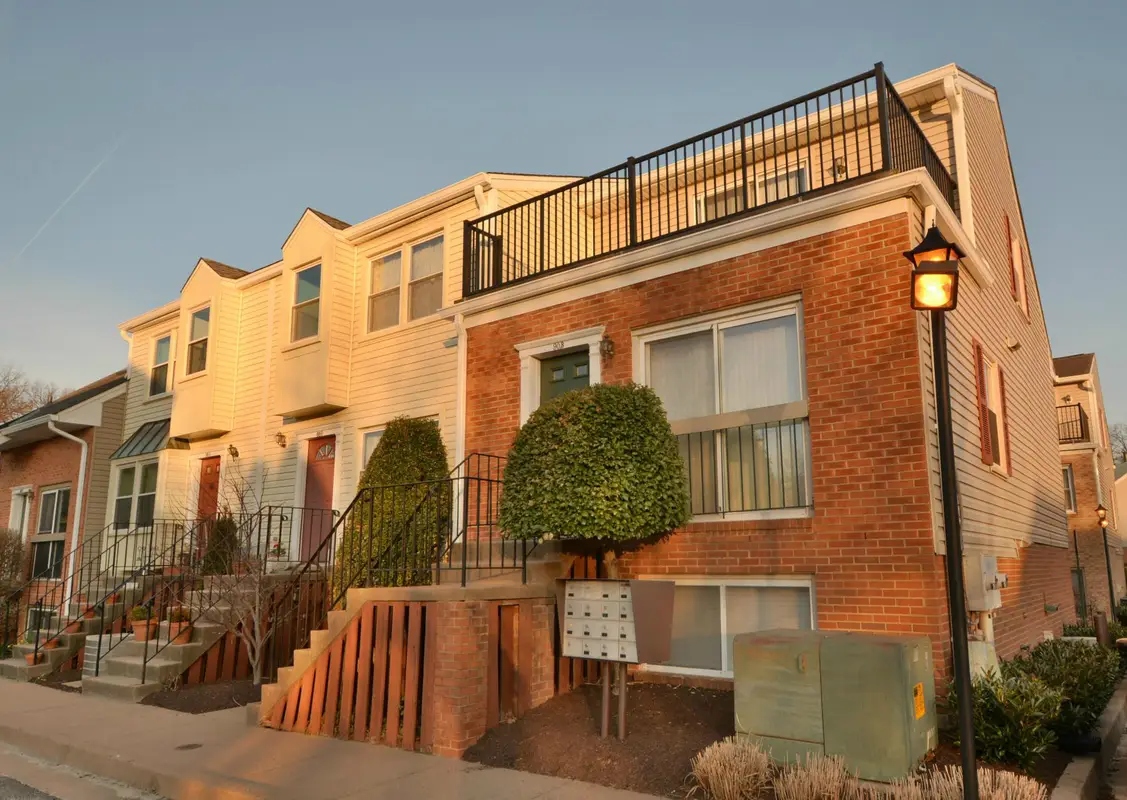 Exterior view of Bedford Park condominium building in Central Arlington, Arlington, VA