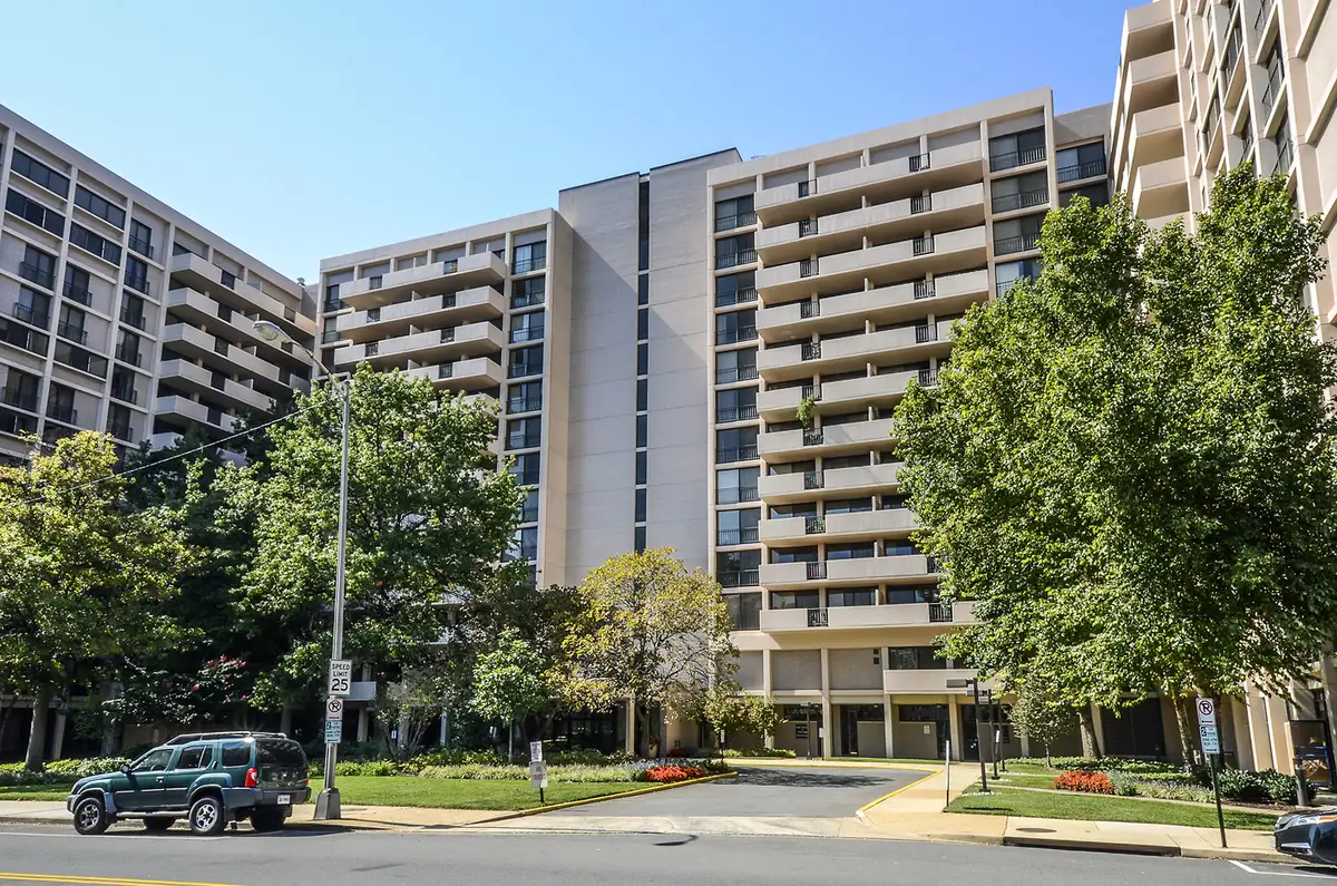 Building exterior photo of Hyde Park condominiums in Ballston, Arlington, VA.