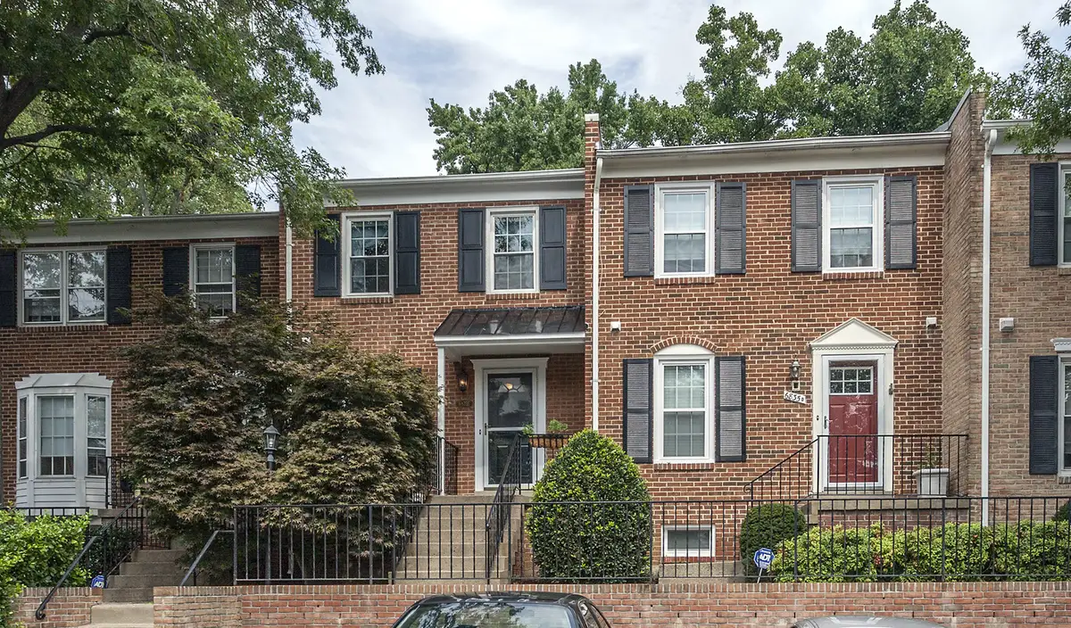 Exterior view of Laurel Mews condominium building on Langston Blvd in Arlington, VA.