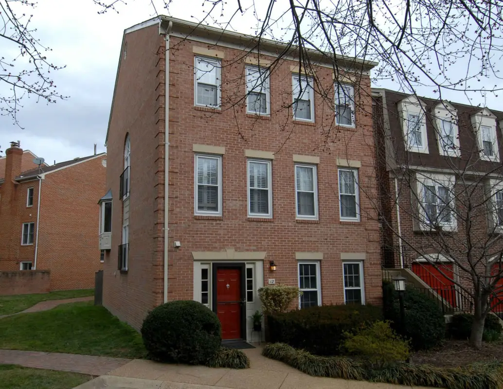 Building exterior photo of Manchester Square condominium in Central Arlington, Arlington, VA.