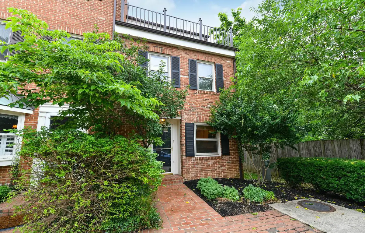Building exterior photo of Old Ballston Town condominium in Ballston, Arlington, VA.