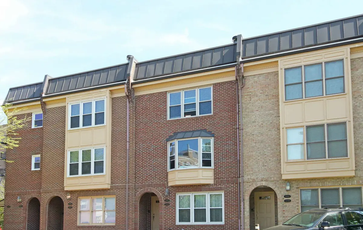 Exterior view of Radnor Court condominium building in Rosslyn, Arlington, VA.