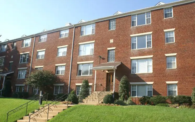 Exterior view of Rosslyn Heights condominium building in Rosslyn, Arlington, VA