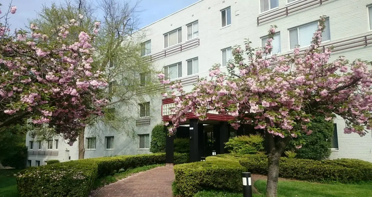 Building exterior photo of Stratton House, a condo building in Central Arlington, Arlington, VA.